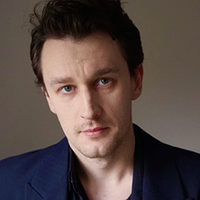 aktor adrian brząkała