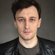 aktor adrian brząkała